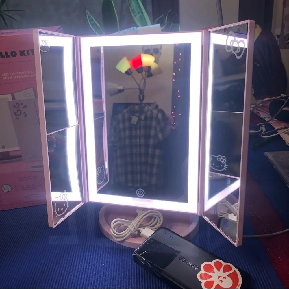 Hello Kitty  Mirror with Magnification and   touch sensor dimmer